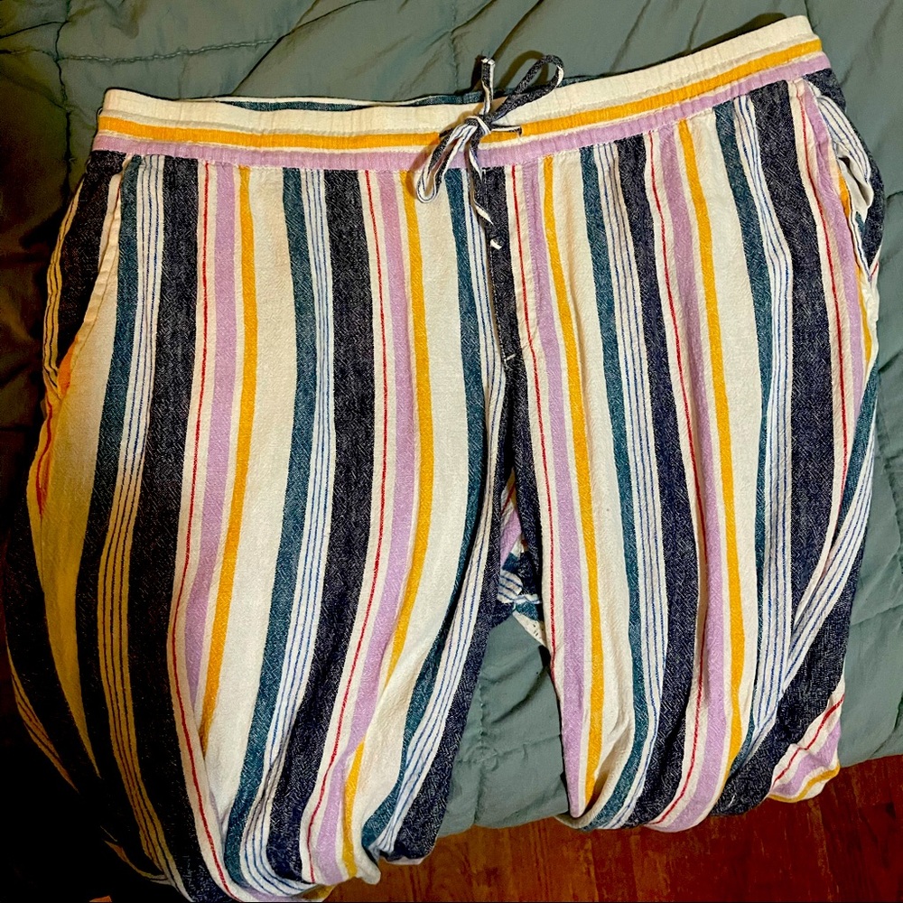 Old Navy striped pants in XXL 55% linen and 45% rayon. Draw string wide leg.